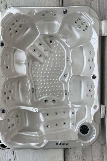 جاكوزي خارجي فاخر 8 مقاعد بإطار خشبي وإضاءة LED